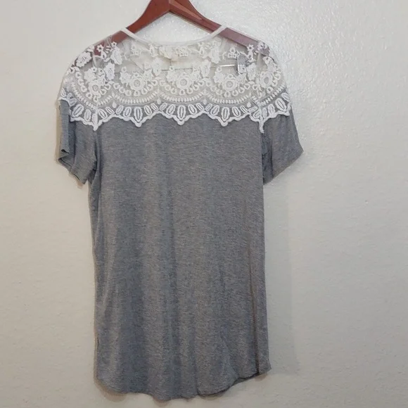 SLIGHTLY USED VANILLA BAY GRAY AND WHITE FLORAL EMBROIDERY SIZE L - Picture 8 of 10
